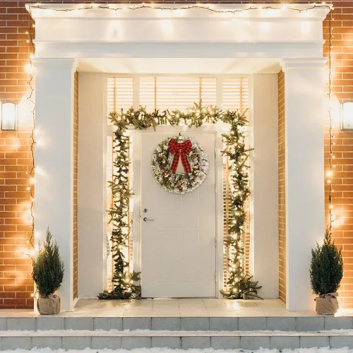 Vista 6 de DECSPAS - Coronas de Navidad para puerta delantera, 24 pulgadas, 2 pies, preiluminada, nevada, flocada, con temporizador, 30 luces LED, arco