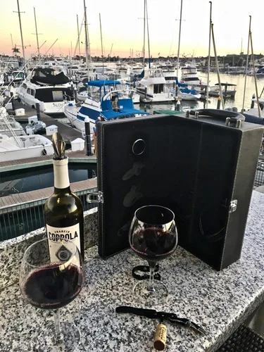 Vista 5 de Lifestyle Top Handle Travel Two Bottle Wine Carrier Case con 4 piezas Juego de accesorios de vino (negro)
