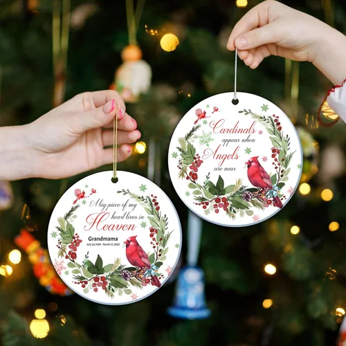 Vista 3 de Adorno conmemorativo personalizado, decoración colgante de árbol de Navidad conmemorativo de cardenales, adorno personalizado de cerámica