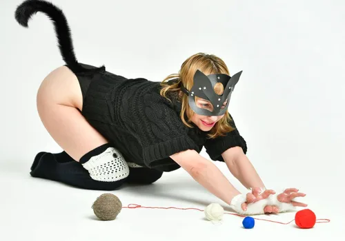 Vista 3 de DAZCOS Cola de zorro multicolor para disfraz de cosplay de Neko Halloween Negro