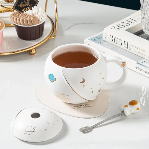 Vista 2 de HwaGui Taza de astronauta Kawaii con tapa y cuchara, hecha a mano, bonita taza de cerámica para café, té, leche, agua, espacial, regalo novedoso