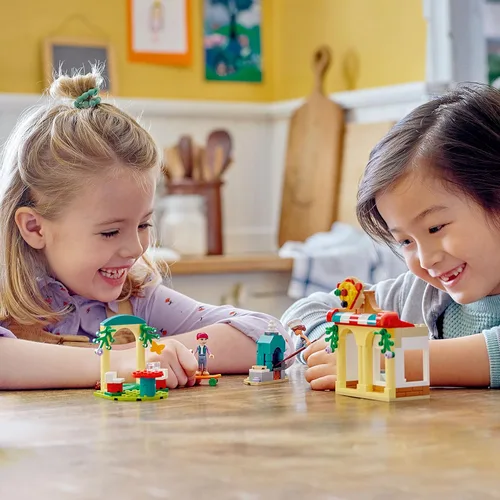 Vista 3 de LEGO Friends Heartlake City Pizzeria 41705 - Juego de restaurante, regalo creativo para nietos, juguetes para niños de 5 años con mini-muñecas