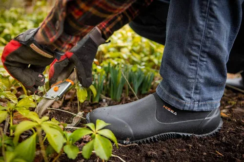 Vista 7 de HISEA Zapatos de jardín unisex impermeables para el tobillo, botas de lluvia de goma sin cordones para mujeres y hombres al aire libre, 6 Women5 Men