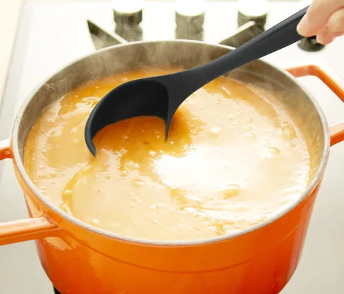 Vista 5 de Zulay Kitchen Cucharón para sopa: ergonómico, resistente al calor y versátil para servir sopa, chile, salsa y más, color negro