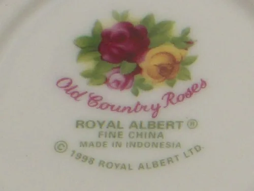 Vista 3 de Royal Albert Old Country Roses - Taza clásica de porcelana
