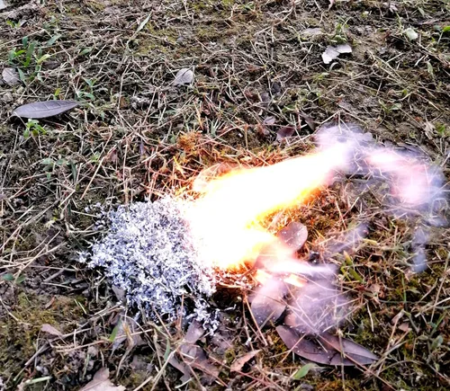 Vista 5 de Kit de iniciación de fuego con magnesio y varilla ferro – Equipo de supervivencia de emergencia con 12 bolsas de magnesio 99% puro + Bolsa