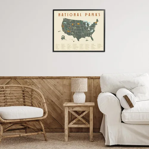 Vista 3 de Stupell Industries Mapa de aventuras de parques nacionales de Estados Unidos verde y naranja, diseñado por Daphne Polselli - Arte de pared enmarcado