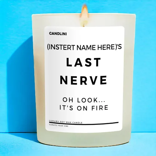Vista 3 de Vela personalizada Last Nerve... Oh mira, está en llamas Añade cualquier nombre Regalo para mujeres y hombres Vela de lujo Mezcla de soja