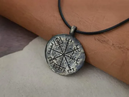Vista 3 de Baldur Jewelry - Collar de brújula vikinga, collar con colgante de guía Vegvisir, amuleto de joyería nórdica con cuerda ajustable - Regalos vikingos