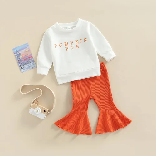 Vista 2 de Hnyenmcko Conjunto de ropa de Halloween para bebé niña, camiseta de manga larga con letras y pantalones de campana de calabaza con diadema, 3