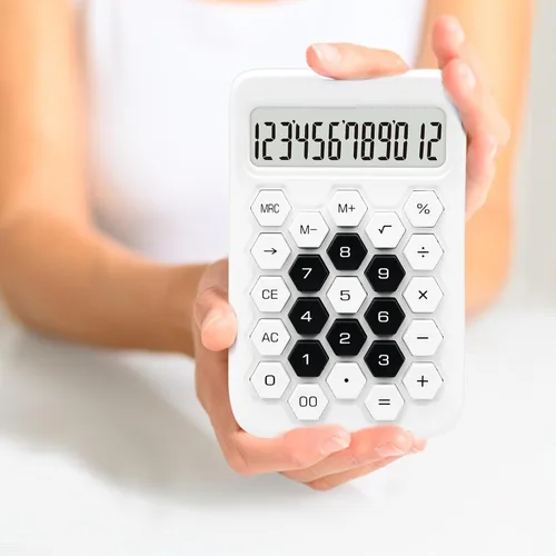 Vista 6 de Calculadora de oficina básica con pantalla LCD grande de 12 dígitos estándar blanca con botón hexagonal, suministros de oficina blancos y accesorios