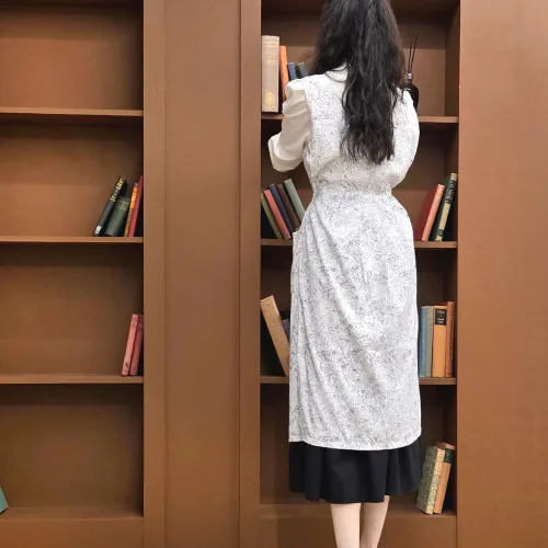 Vista 3 de IRODA Delantal impermeable para mujer, diseño floral elegante, tela 100% impermeable, ajuste ajustable, suave y ligero