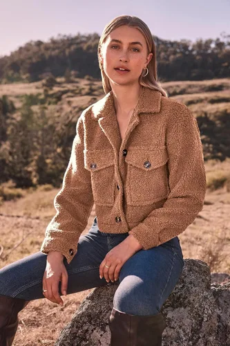 Vista 2 de PRETTYGARDEN Ropa de otoño para mujer, chaqueta de sherpa con solapa mullida, abrigo recortado con botones