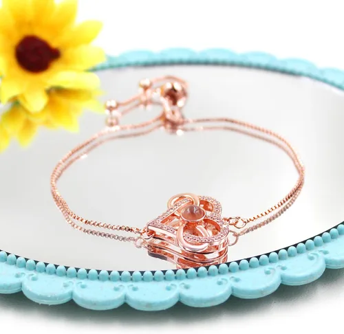 Vista 6 de Pulsera ajustable de cadena de plata/oro rosa, 4 dijes de corazón diferentes en 100 idiomas con texto en inglés "Say I Love You", pulsera