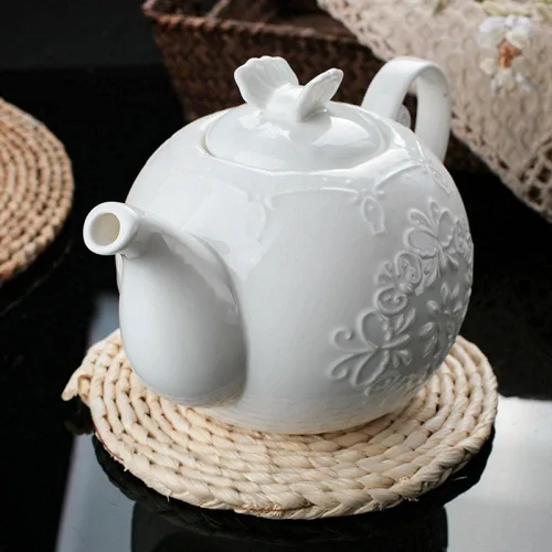 Vista 2 de Sizikato Tetera de porcelana blanca con tapa, cafetera de 30 onzas, flor y mariposa en relieve