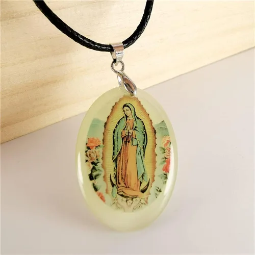 Vista 2 de PTGMH Miraculous Jewelry Collar de Virgen María ajustable para mujer Madrina Collar Señora de Guadalupe Colgante Oval Resina Resplandor