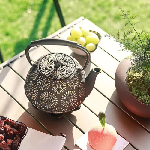 Vista 2 de Tetera de hierro fundido, hervidor de té de 40 onzas con infusor para estufa, diseño Sakura, tetera japonesa para hojas sueltas con interior Negro