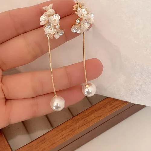Vista 6 de Aretes colgantes de perlas blancas de plata de ley 925 con flecos largos y pétalos, aretes colgantes para mujer