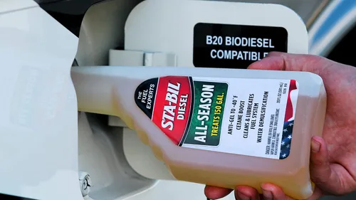 Vista 7 de STA-BIL Diesel Todo-Temporada - Anticongelante - Impulso de Cetano - Limpia y Lubrica el Sistema de Combustible - Demulsificación de Agua - Trata