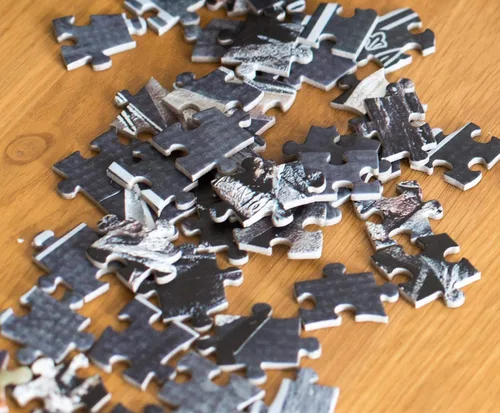 Vista 4 de Dark Horse Deluxe Juego de Tronos: Iron Throne Deluxe Puzzle (1000 piezas)