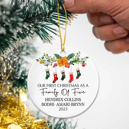 Vista 5 de Adorno de cerámica personalizado de cinco medias con nombres y año personalizados, nuestra primera Navidad como familia de cinco, nuestros primeros
