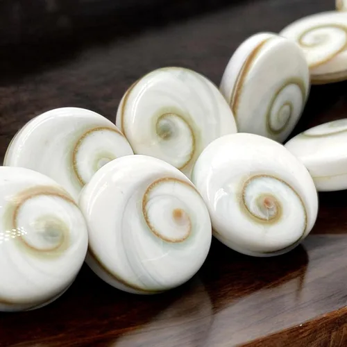 Vista 6 de ABCGEMS Shiva Eye Shell Beads Indonesia Auténtica Región Indo-Pacífico (patrón geométrico de matriz de doble cara) de origen ético – Producción