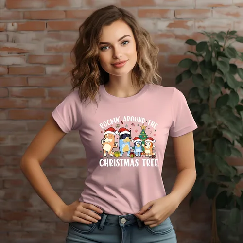 Vista 4 de Bluey Rockin Around The Christmas Tree Shirt - Camiseta de Navidad de Año Nuevo, Bluey Happy Christmas Tee, Bluey Noel Party T-Shirt Blanco, Blanco