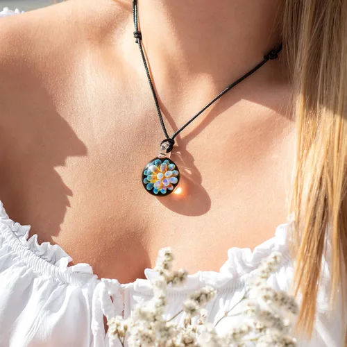 Vista 6 de TomlitArt - Colgante de flor de cristal hecho a mano, collar de joyería de arte, regalo único para mujeres y niñas, cadena de color plateado
