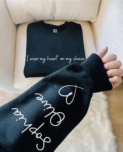Vista 2 de NAZENTI I Wear My Heart on My Sleeve - Sudadera personalizada para mujer, con nombres en la manga, el mejor regalo para abuela, mamá, mamá