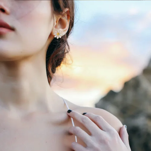 Vista 5 de Aretes de tuerca con diseño de margarita. Bonitos aretes colgantes de crisantemo con diseño de flor de sol para mujer