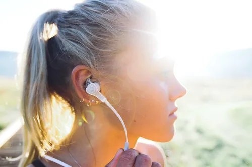 Vista 7 de Outdoor Tech OT5300 Orcas 2.0 Auriculares inalámbricos ultraligeros Bluetooth con auriculares de espuma Comply (blanco)