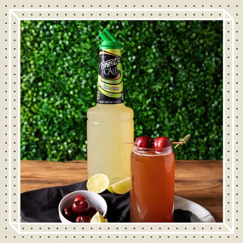 Vista 3 de Finest Call Mezcla de bebida agria de jugo de lima premium, botella de 1 litro (33.8 onzas líquidas), paquete de 3 Lemon, Lime Blend With Cane