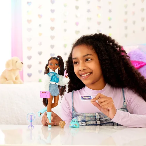 Vista 2 de Set de juego Barbie Dream Besties, muñeca posable Brooklyn con cabello largo negro, 9 accesorios con temática musical