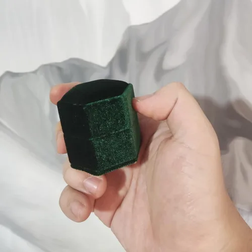 Vista 14 de Caja hexagonal de terciopelo para anillos con doble anillo, elegante caja de almacenamiento de joyas para propuestas, compromiso, aniversario, Blanco