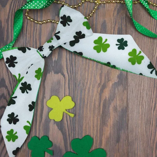 Vista 5 de Hying Cintas del día de San Patricio para envolver regalos, cintas blancas de arpillera con borde con alambre, adornos de trébol irlandés para lazos