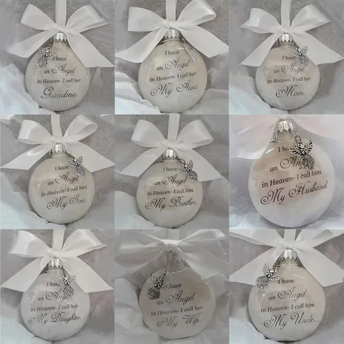 Vista 4 de Adornos conmemorativos de Navidad, bola de plumas con texto en inglés "I Have an Angel in Heaven" con un pequeño ángel de Navidad, adorno de Navidad