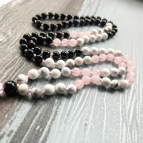 Vista 4 de Balance Mind & Spirit 108 Japa Mala Collar Real Piedras Semipreciosas Ónix Cuarzo Rosa Howlita Turquesa, Anudado a mano Rosa Borla Yoga Meditación
