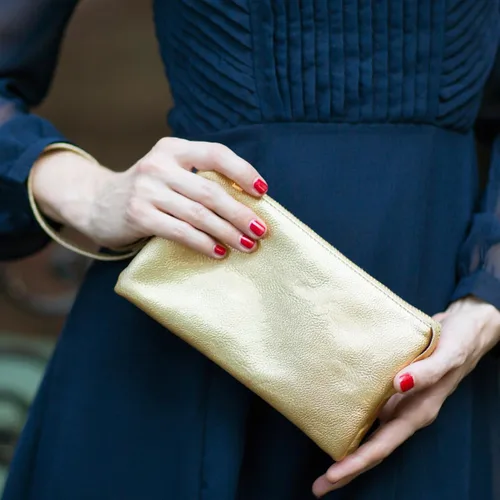 Vista 9 de Humble Chic bolsa pequeña de piel vegana, para usar cruzada o cartera con ajuste de pulsera, incluye hombro ajustable y correa para muñeca. Oro