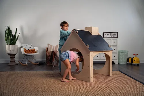 Vista 4 de Avenlur Casa de juegos Montessori de madera y estilo Waldorf para niños pequeños con techo de pizarra doble. Estructura de juego resistente