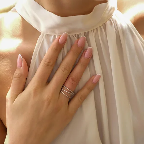Vista 2 de espere Anillo de tres bandas delicado chapado en rodio de plata esterlina Anillo de eternidad triple de circonita cúbica para mujeres Alianza