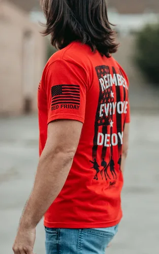 Vista 5 de Bone Head Outfitters Camiseta clásica roja - Remember Everyone Deployed R.E.D. Friday
