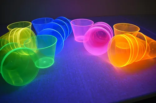 Vista 4 de DIRECTGLOW LLC Copas de fiesta de 25 quilates reactivas a la luz negra de 9 onzas con 5 globos de luz negra (multicolor)