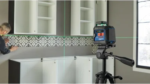 Vista 7 de Bosch GLL50-40G - Láser de línea cruzada autonivelante de haz verde de 360 grados, incluye 4 pilas AA, soporte en L, clip para techo y estuche
