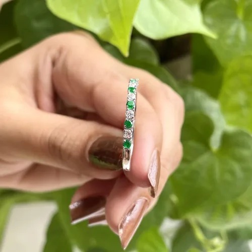 Vista 5 de Alianza de boda de media eternidad con esmeralda verde alternativa y diamante blanco para mujer, anillo de boda de esmeralda verde con acabado
