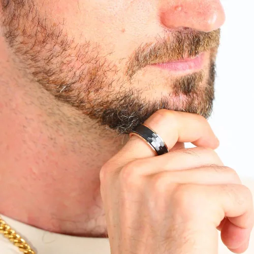 Vista 6 de Anillos de boda de titanio de 0.31 pulgadas (0.315in), anillos giratorios de cerámica negra martilladosfacetados para hombres, anillos giratorios