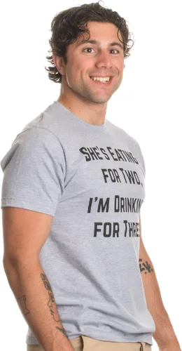 Vista 3 de Bebiendo para tres Divertida camiseta de broma de anuncio de embarazo para papá nuevo