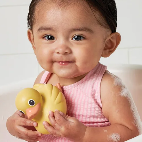 Vista 2 de Itzy Ritzy Ducky Family - Juego de juguetes flotantes de baño de 3 piezas con diseño hermético; patos suaves y exprimibles diseñados para edades
