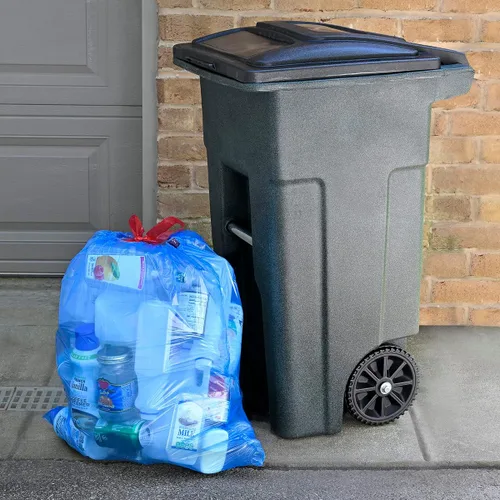 Vista 4 de Bolsas de basura Amazon Basics azules para reciclaje, sin olor, 13 galones, 60 unidades, paquete de 1