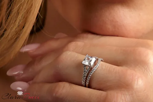 Vista 5 de Juego de anillos de compromiso de zafiro blanco de 14 quilates de corte princesa de 201 quilates con zafiro blanco y diamante de imitación diseño