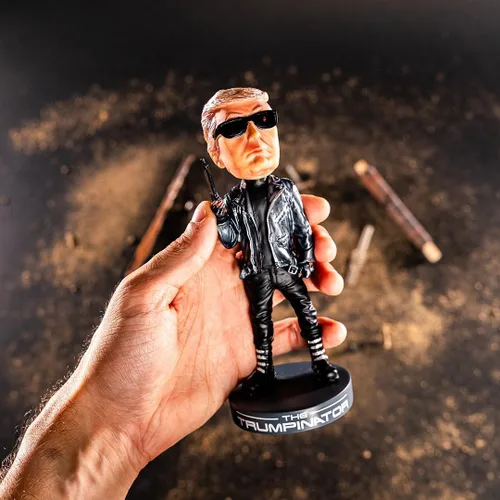 Vista 6 de Proud Patriots The Trumpinator Bobblehead El regalo #1 Patriótico y Presidente 2026 cumpleaños para conservadores o regalo de broma para liberales